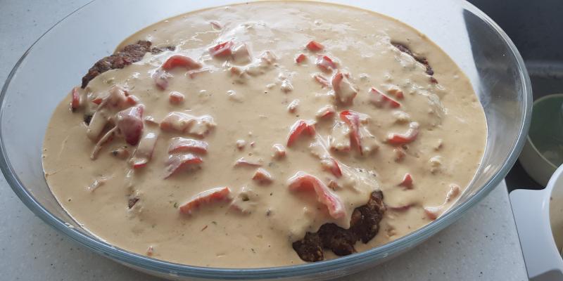 Ost och baconfyllda köttfärsbiffar med parmesansås