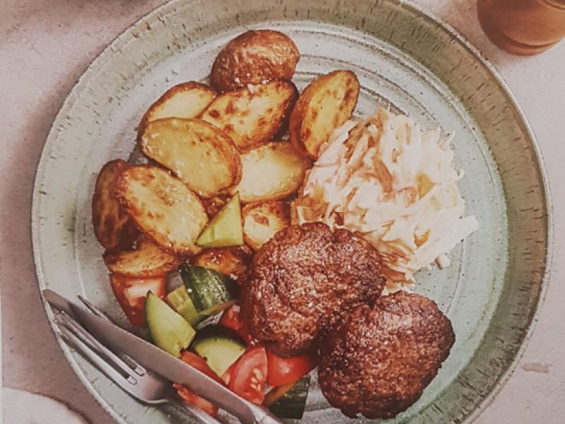 Nötfärsbiffar med ugnsrostad potatis, coleslaw och citron