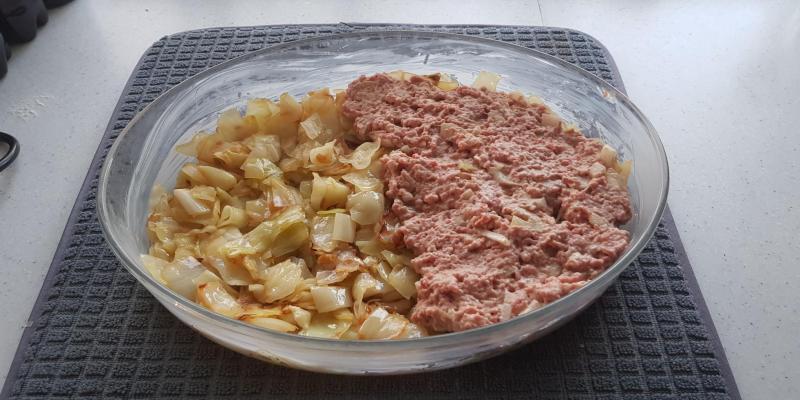 Krämig kålpudding med grädde och kalvfond