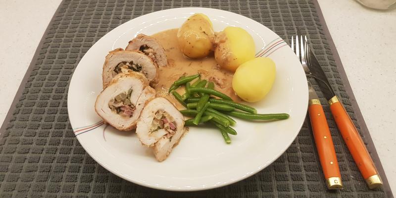 Kycklingrullader med potatis och magisk sås