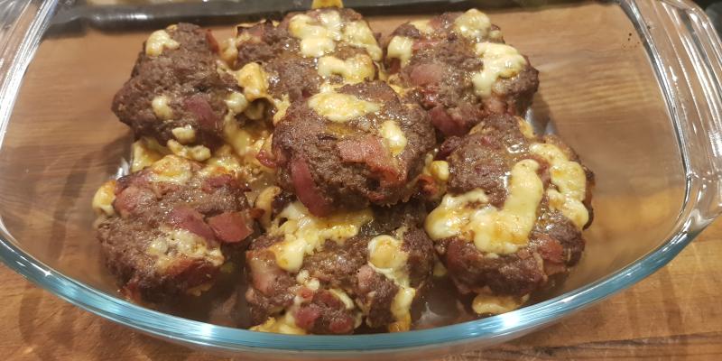 KÖTTFÄRSBIFFAR MED OST & BACON I PARMESANSÅS