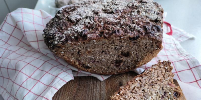 Filmjölkslimpa med chiafrön och lingon