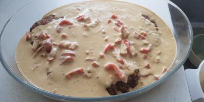 Ost och baconfyllda köttfärsbiffar med parmesansås