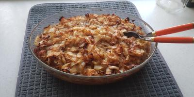 Krämig kålpudding med grädde och kalvfond