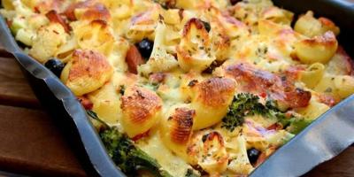 Falukorvsgratäng med ostsås och broccoli