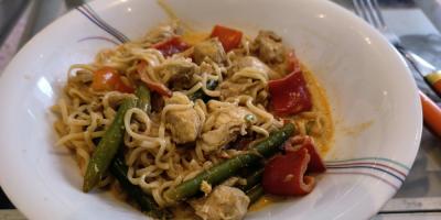 Röd curry nudlar med kyckling